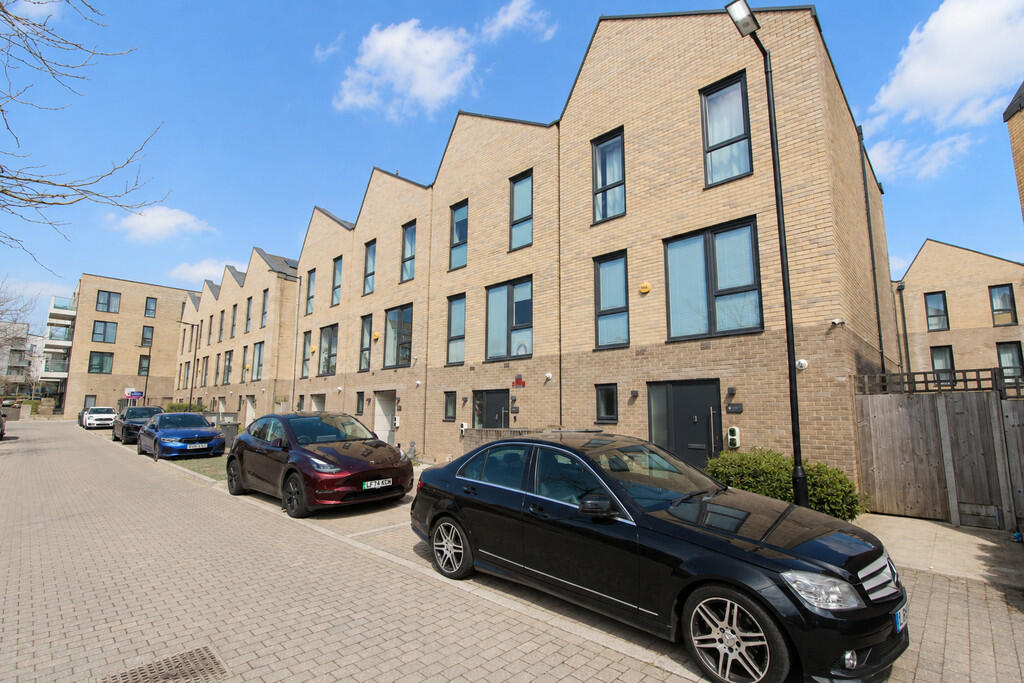 3 bed Town House for rent in Harrow. From PK Properties