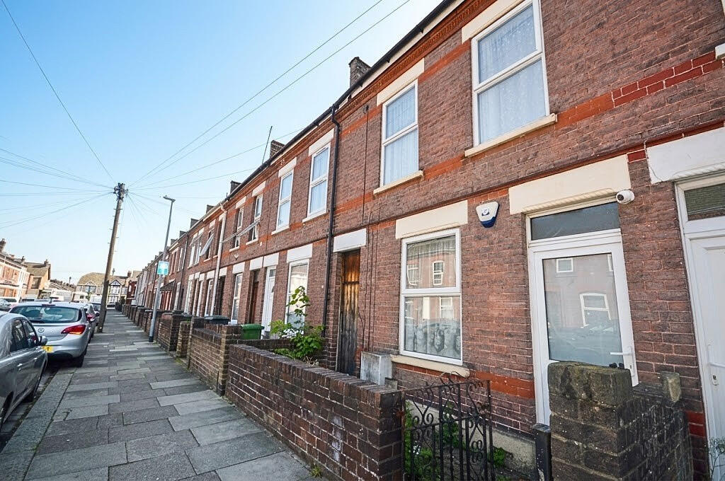 3 bed Mid Terraced House for rent in Luton. From Hamilton Estates - Wembley