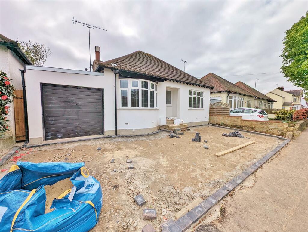 3 bed Detached bungalow for rent in Southend-on-Sea. From Turner Estates