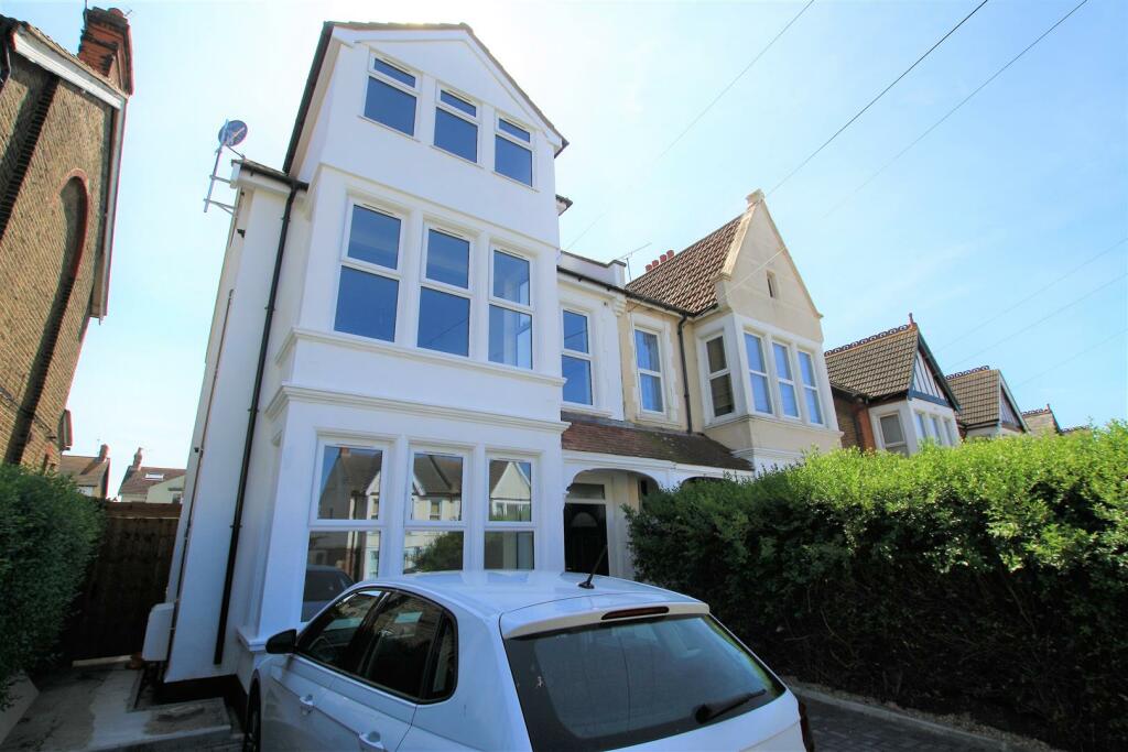 3 bed Apartment for rent in Southend-on-Sea. From Turner Estates
