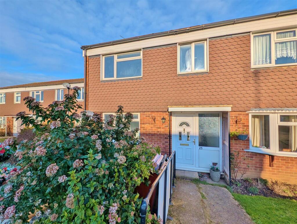3 bed Mid Terraced House for rent in Daws Heath. From Turner Sales & Lettings - Leigh-on-Sea