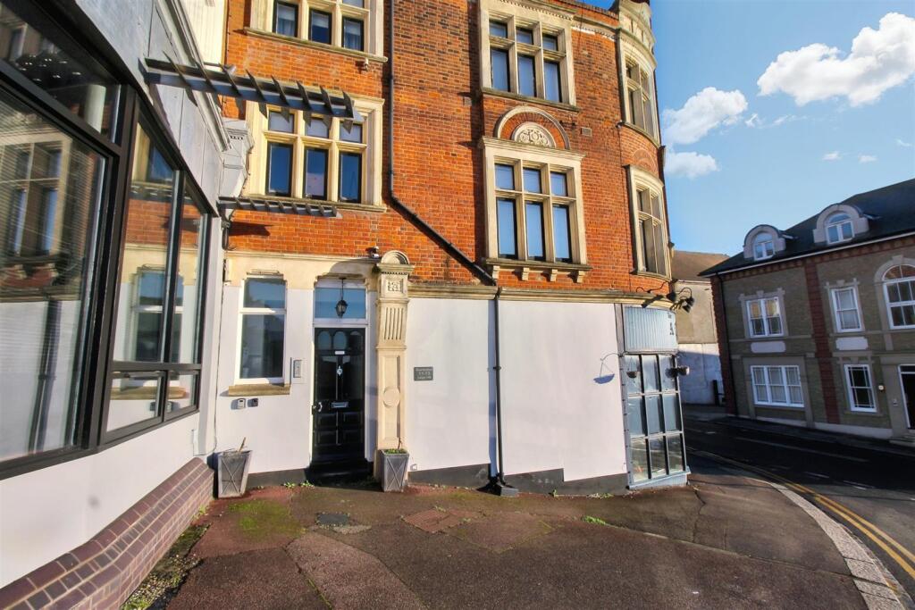 2 bed 1st Floor Flat for rent in Hadleigh. From Turner Sales & Lettings - Leigh-on-Sea 2 bed 1st Floor Flat for rent in Hadleigh. From Turner Sales & Lettings - Leigh-on-Sea