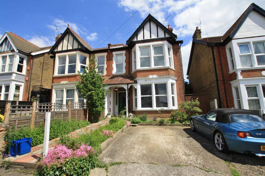 3 bed 1st Floor Flat for rent in Southend-on-Sea. From Turner Sales & Lettings - Leigh-on-Sea