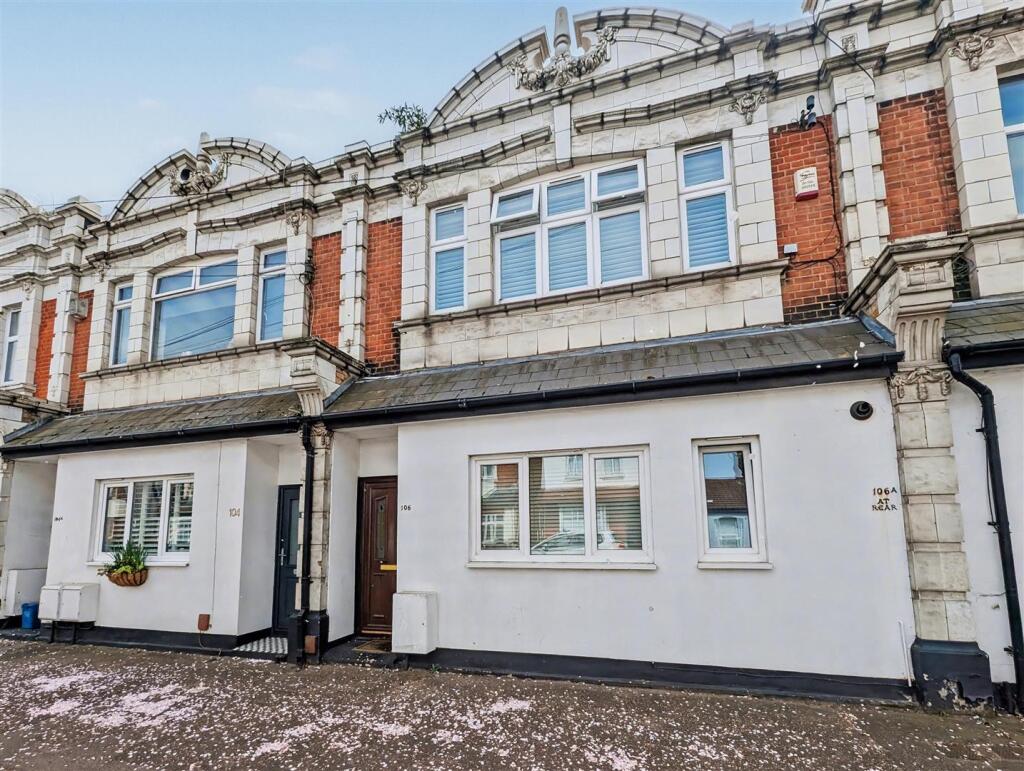 2 bed 1st Floor Flat for rent in Hadleigh. From Turner Sales & Lettings - Leigh-on-Sea 2 bed 1st Floor Flat for rent in Hadleigh. From Turner Sales & Lettings - Leigh-on-Sea