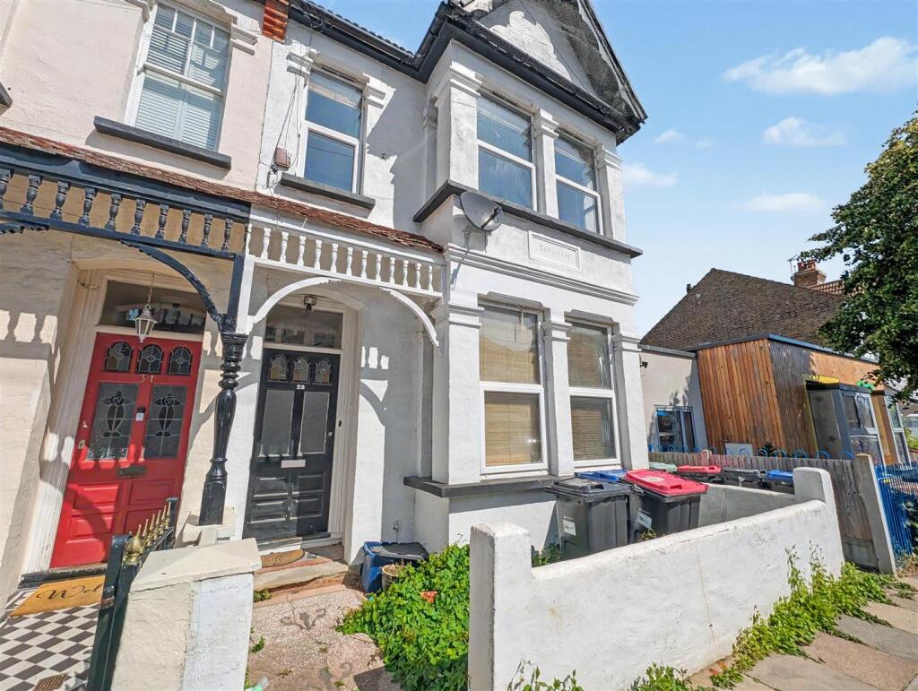 2 bed 1st Floor Flat for rent in Southend-on-Sea. From Turner Sales & Lettings - Leigh-on-Sea