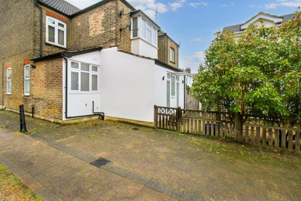2 bed House (unspecified) for rent in Hadleigh. From Turner Sales & Lettings - Leigh-on-Sea