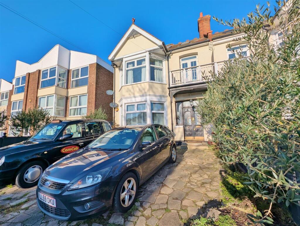 2 bed 1st Floor Flat for rent in Southend-on-Sea. From Turner Sales & Lettings - Leigh-on-Sea