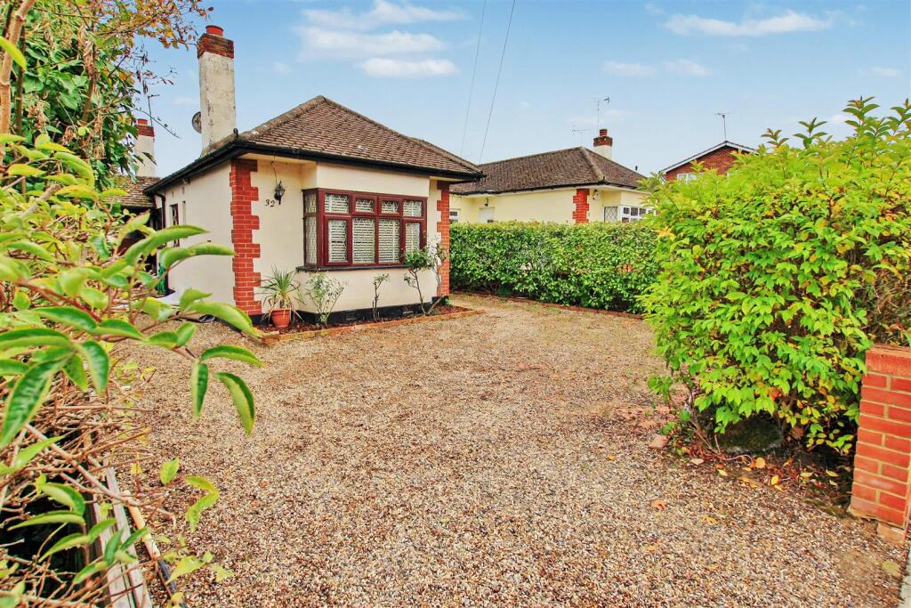 4 bed Semi-detached bungalow for rent in Daws Heath. From Turner Sales & Lettings - Leigh-on-Sea 4 bed Semi-detached bungalow for rent in Daws Heath. From Turner Sales & Lettings - Leigh-on-Sea