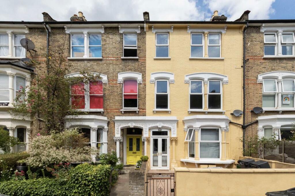 3 bed 1st Floor Flat for rent in London. From Christopher Charles