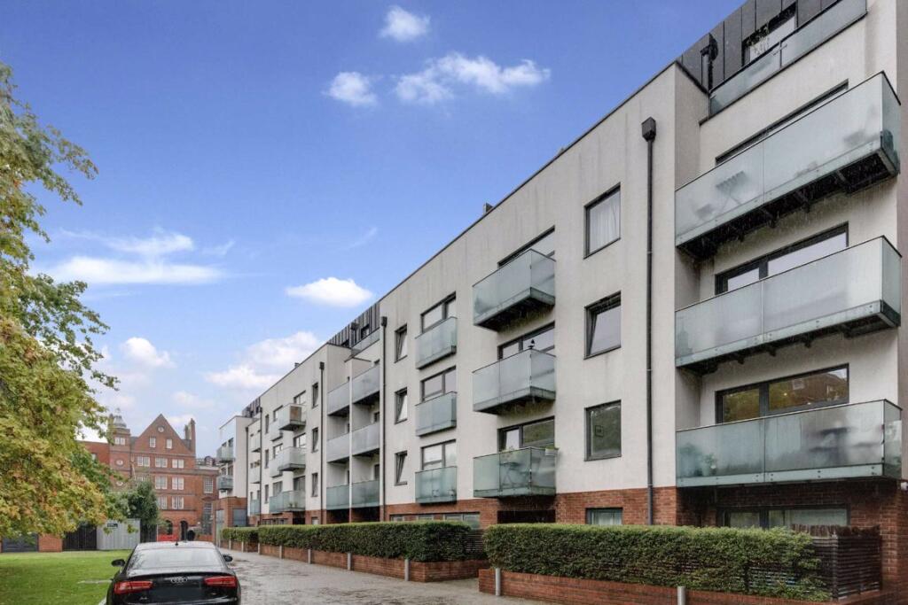 3 bed 1st Floor Flat for rent in London. From Christopher Charles