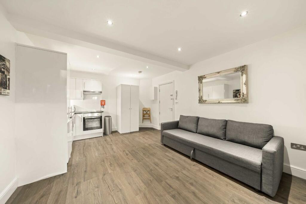 1 bed 1st Floor Flat for rent in London. From Christopher Charles