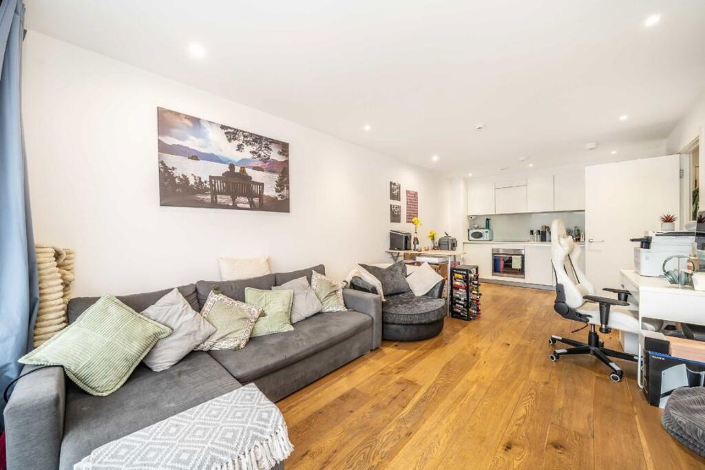 1 bed 1st Floor Flat for rent in London. From Christopher Charles
