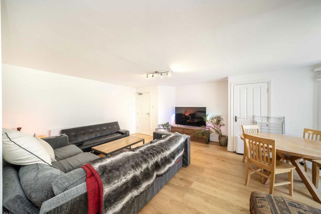 3 bed 1st Floor Flat for rent in Stoke Newington. From Christopher Charles