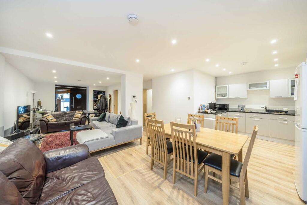 1 bed 1st Floor Flat for rent in London. From Christopher Charles