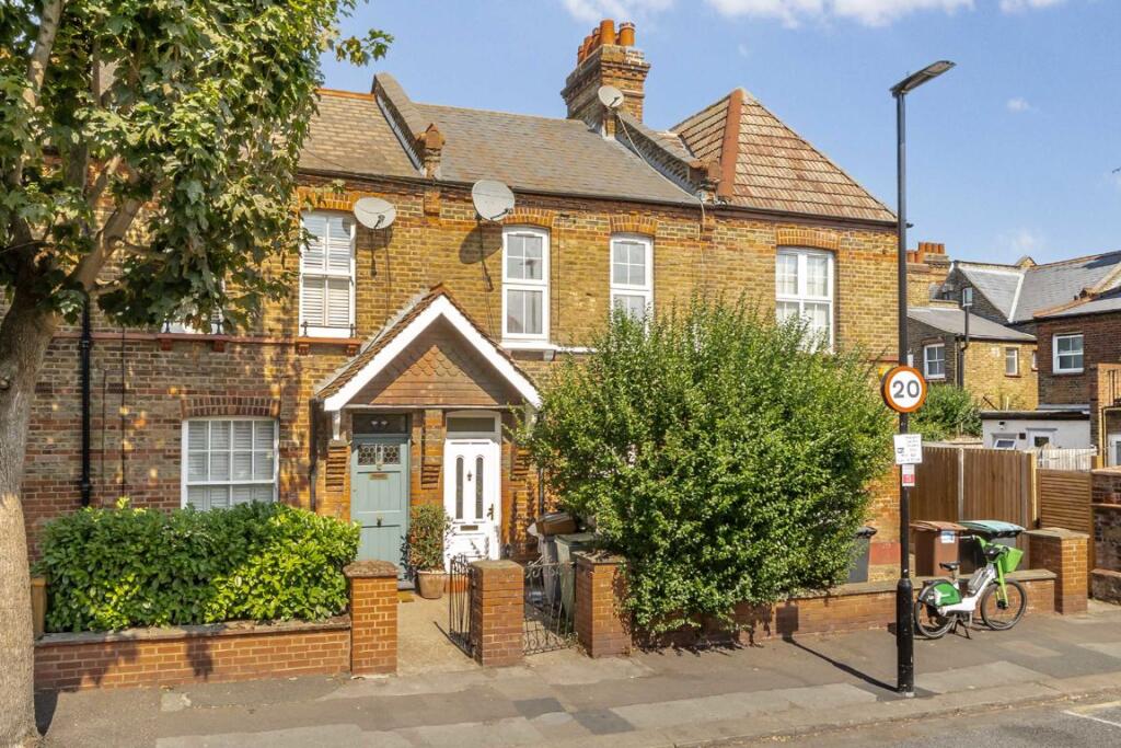 2 bed Mid Terraced House for rent in London. From Christopher Charles
