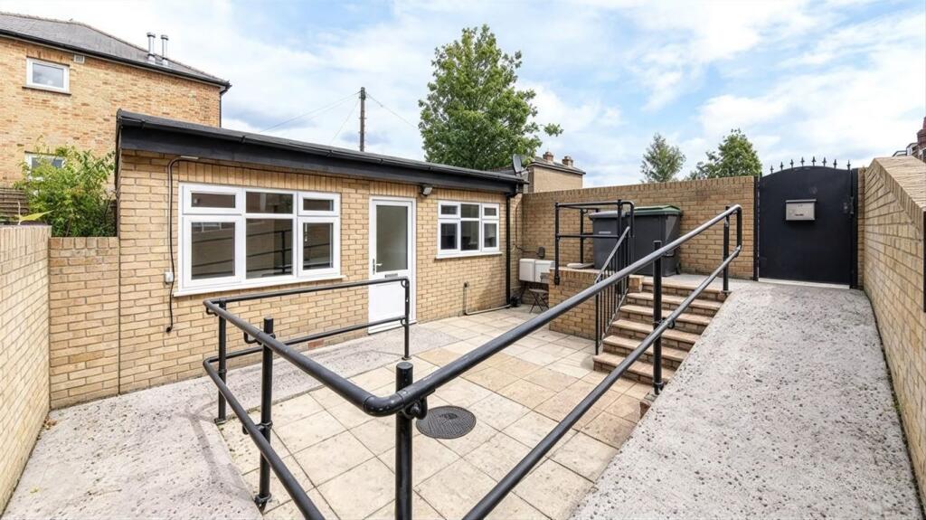 2 bed 1st Floor Flat for rent in Stoke Newington. From Christopher Charles