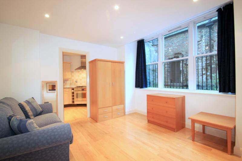 4 bed 1st Floor Flat for rent in London. From Scott City Residential - London 4 bed 1st Floor Flat for rent in London. From Scott City Residential - London