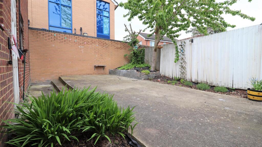 1 bed 1st Floor Flat for rent in Burghfield. From Vanderpump - Tilehurst