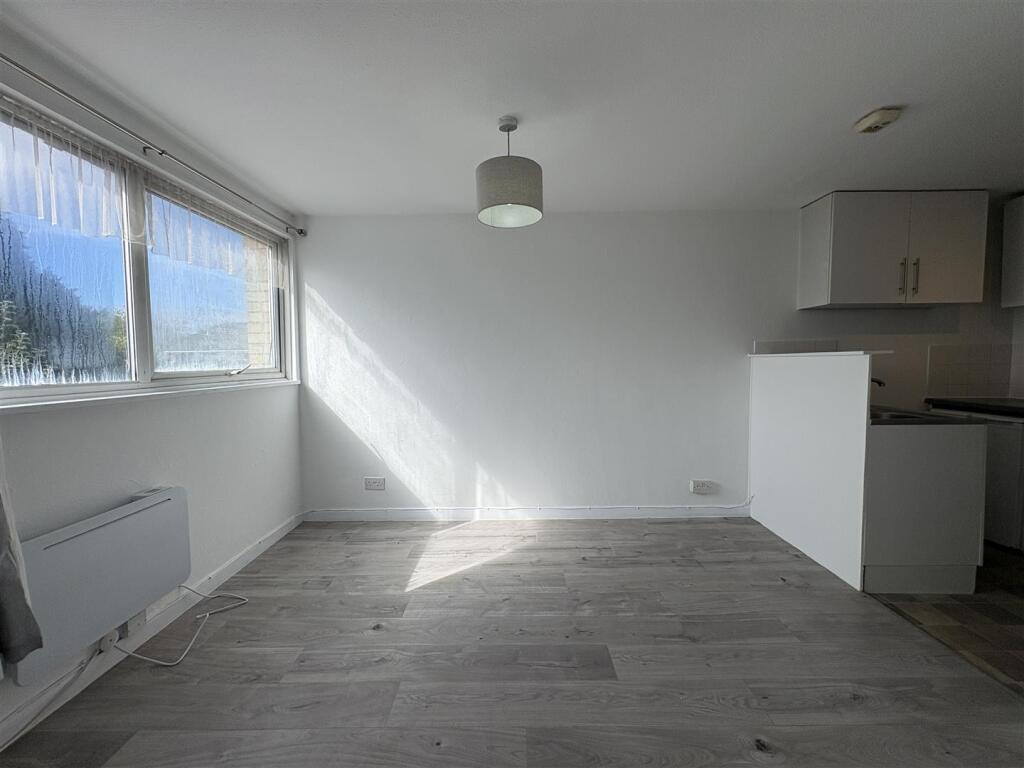 1 bed 1st Floor Flat for rent in Burghfield. From Vanderpump - Tilehurst