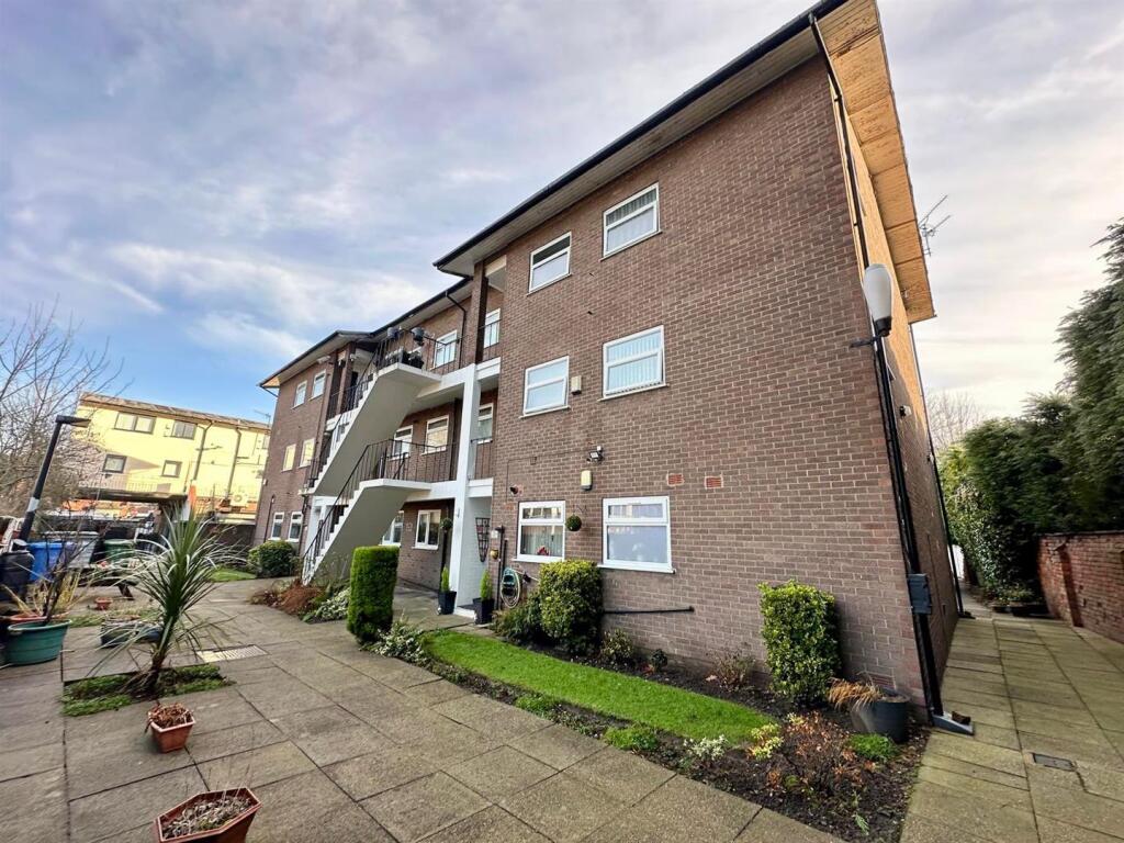 2 bed Apartment for rent in Gatley. From Stuarts Property Services - Cheadle