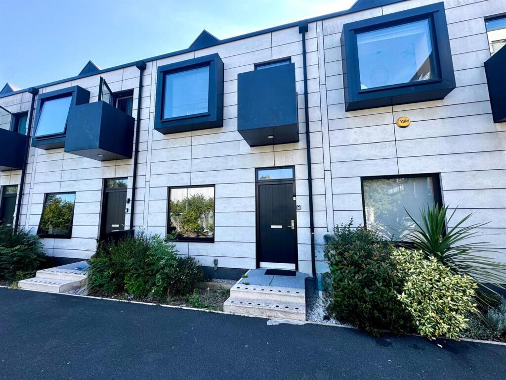 2 bed Mid Terraced House for rent in Salford. From Stuarts Property Services - Cheadle