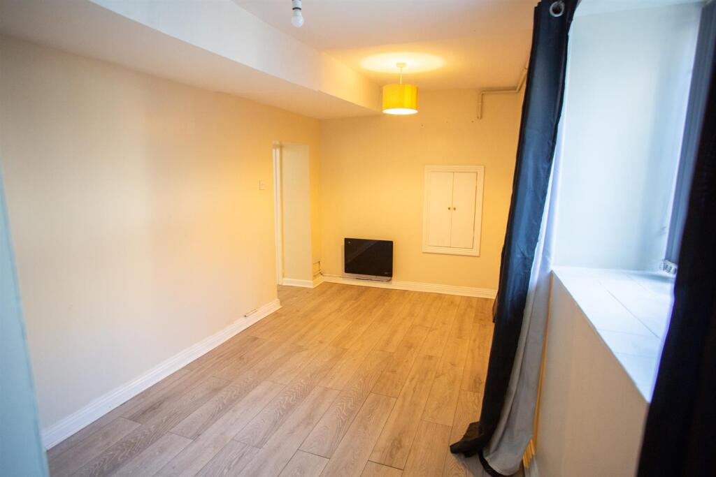 1 bed 1st Floor Flat for rent in Chard. From Derbyshire's Estate Agents - Chard