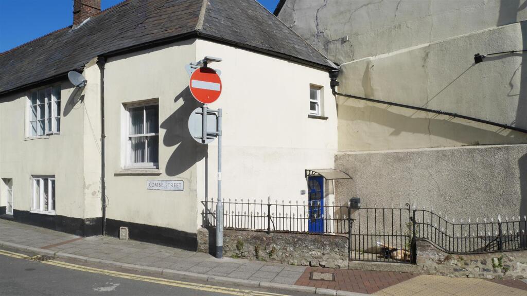 1 bed 1st Floor Flat for rent in Chard. From Derbyshire's Estate Agents - Chard