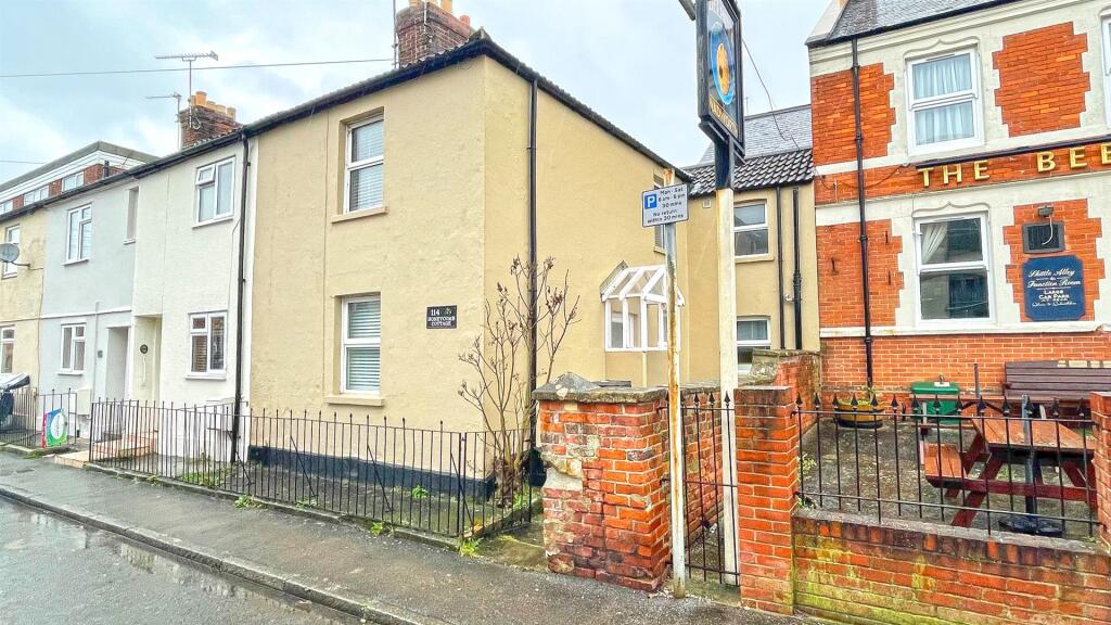 2 bed End of Terrace for rent in Yeovil. From Derbyshire's Estate Agents - Chard