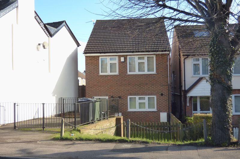 3 bed Detached for rent in Wormley West End. From Paul Wallace Estate Agents - Cheshunt