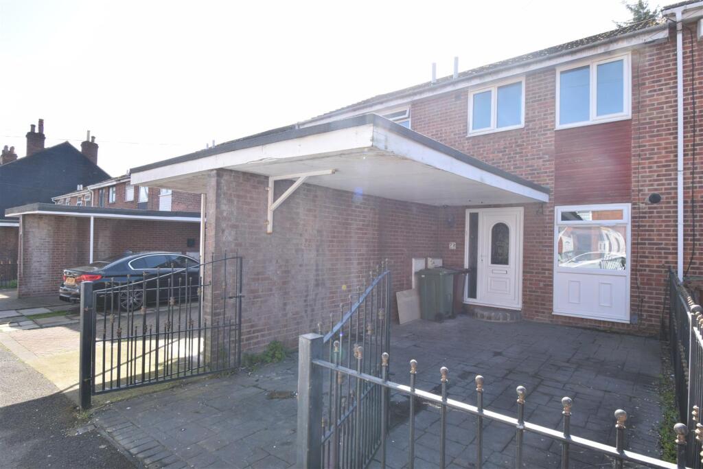 2 bed Mid Terraced House for rent in Kirkhamgate. From Richard Kendall - Wakefield