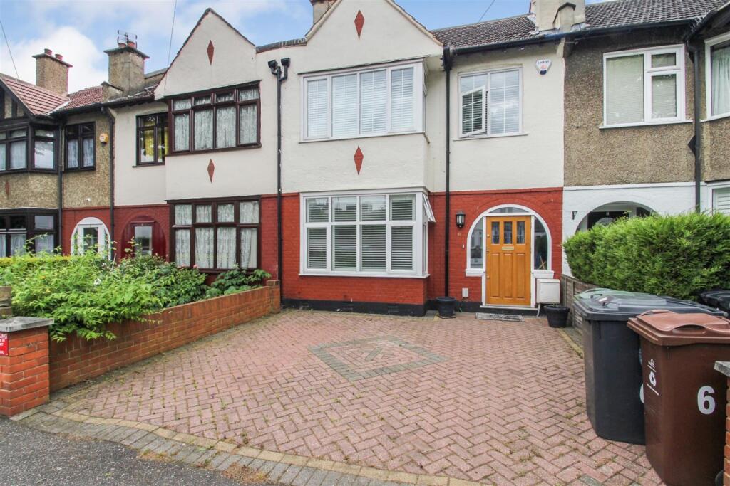 3 bed Mid Terraced House for rent in Wanstead. From Trading Places - Leytonstone