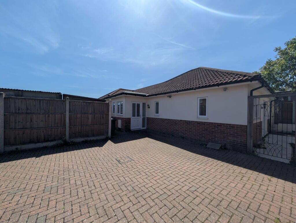 2 bed Detached bungalow for rent in Bournemouth. From Gordon Barker Ltd - Bournemouth