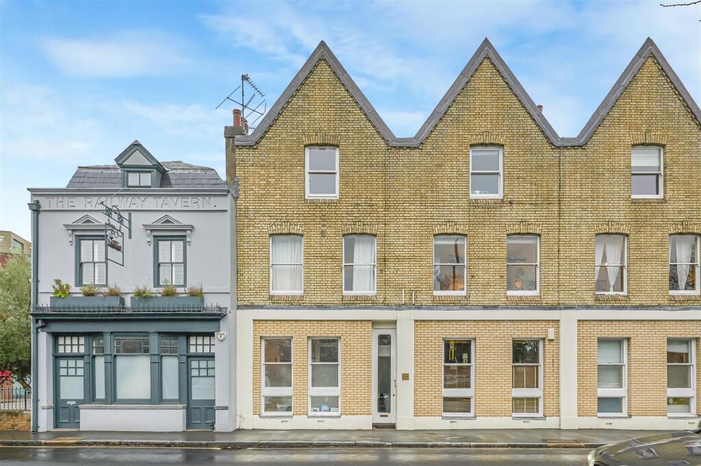 3 bed 1st Floor Flat for rent in London. From James Anderson - East Sheen - Lettings