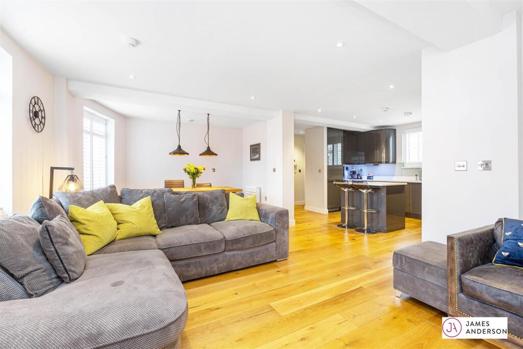 3 bed Penthouse for rent in Barnes. From James Anderson - East Sheen - Lettings