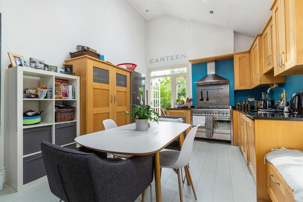 3 bed 1st Floor Flat for rent in Barnes. From James Anderson - Barnes - Lettings