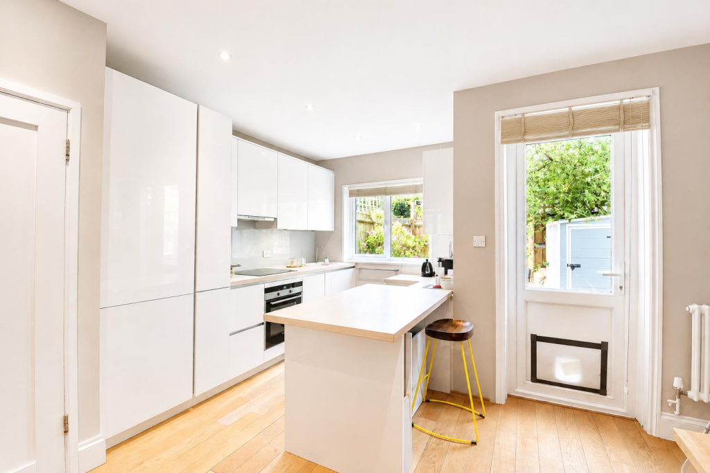 3 bed Mid Terraced House for rent in London. From James Anderson - Barnes - Lettings