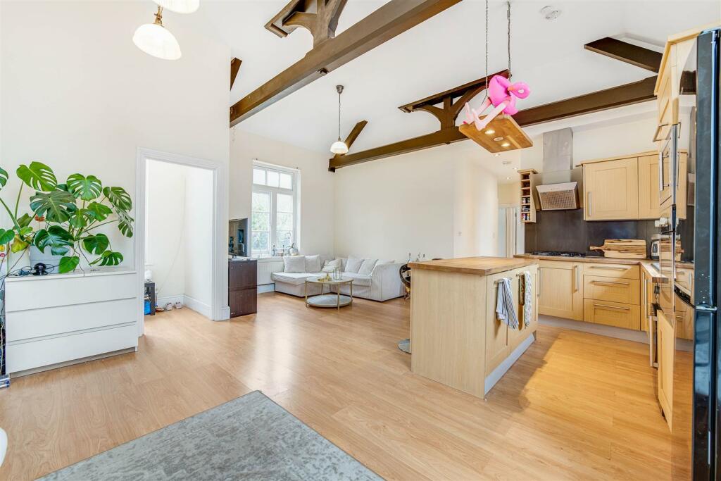 3 bed Flat for rent in Wandsworth. From James Anderson - Sales