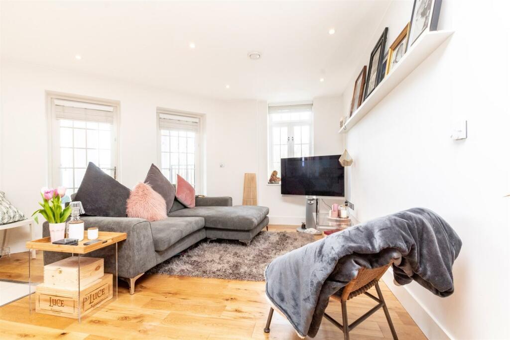 2 bed Flat for rent in Putney. From James Anderson - Sales