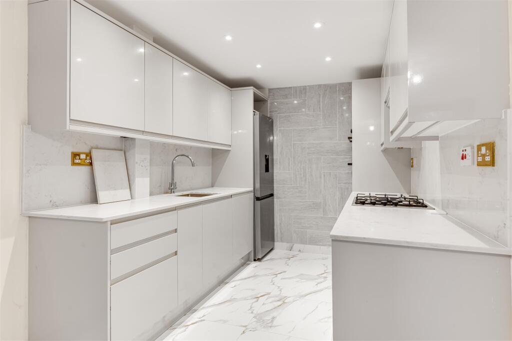 3 bed End of Terrace for rent in London. From James Anderson - East Putney - Lettings