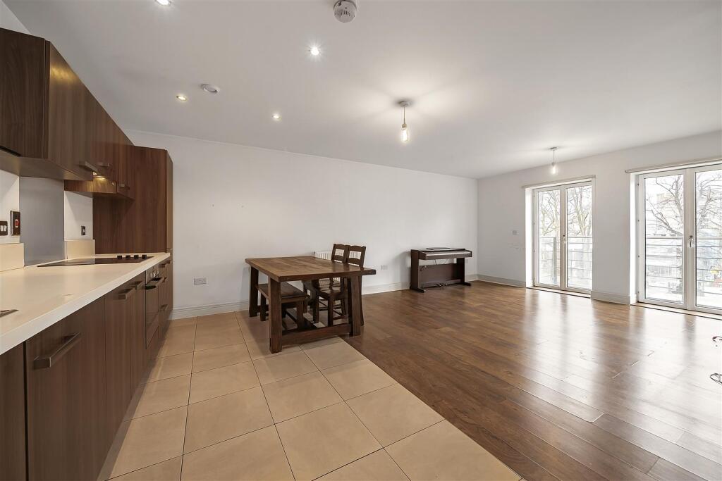 3 bed 1st Floor Flat for rent in London. From James Anderson - East Putney - Lettings