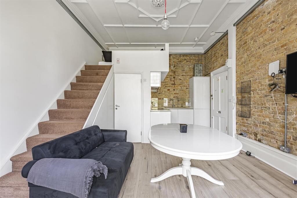 0 bed 1st Floor Flat for rent in Putney. From James Anderson - East Putney - Lettings