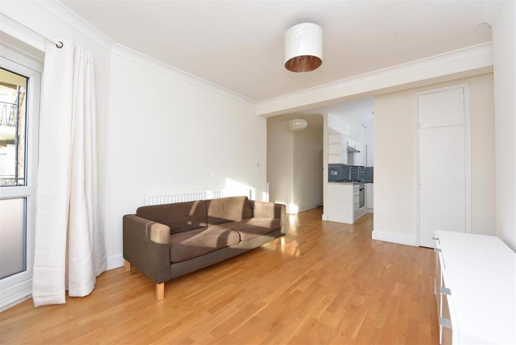 3 bed 1st Floor Flat for rent in Putney. From James Anderson - East Putney - Lettings
