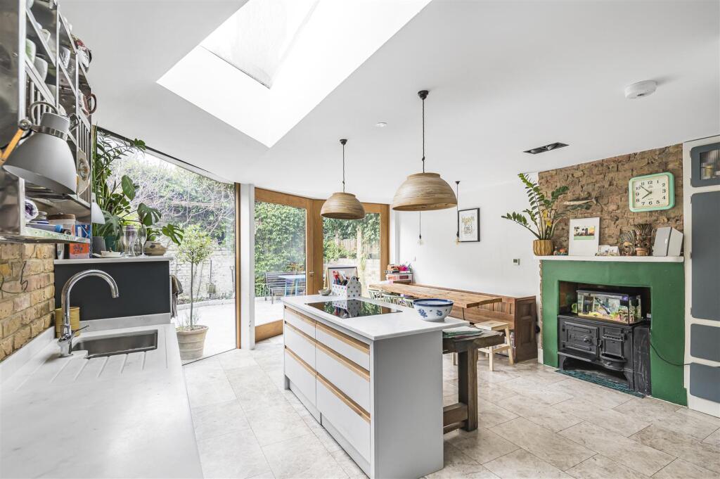 5 bed Detached for rent in Putney. From James Anderson - East Putney - Lettings