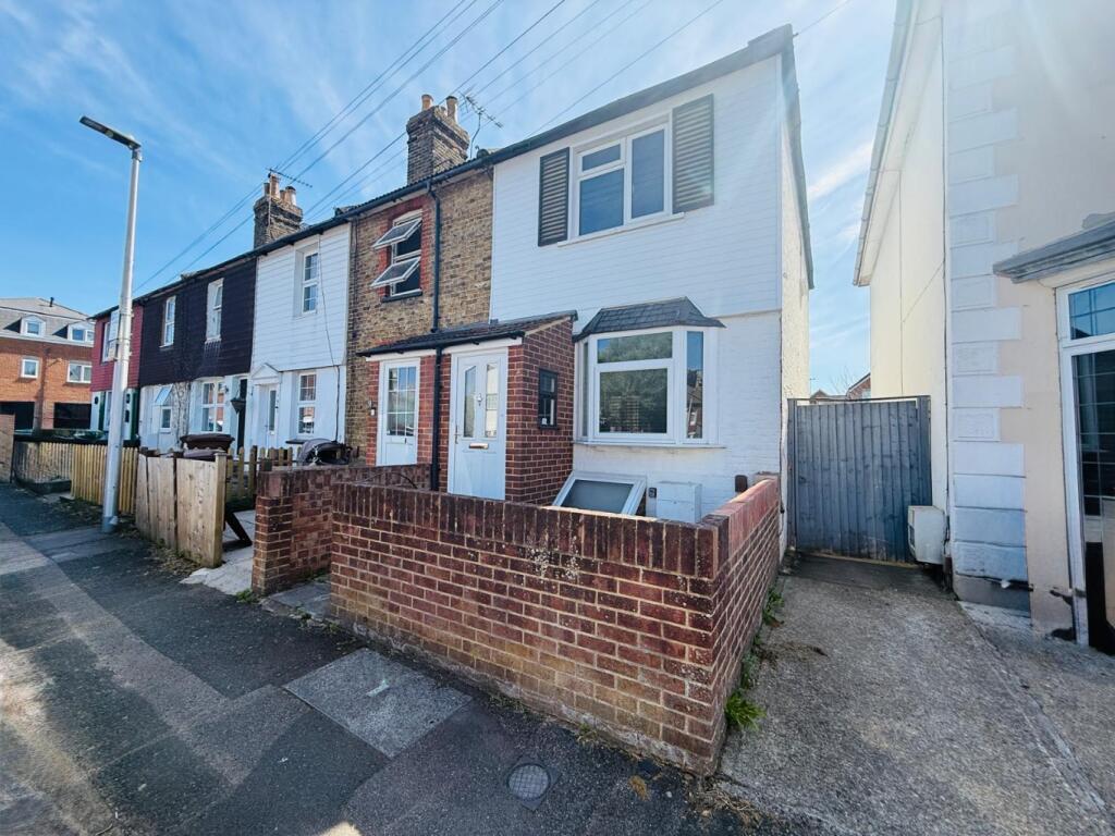 2 bed End of Terrace for rent in Lower Rainham. From Jacksons Estate Agents - Gillingham