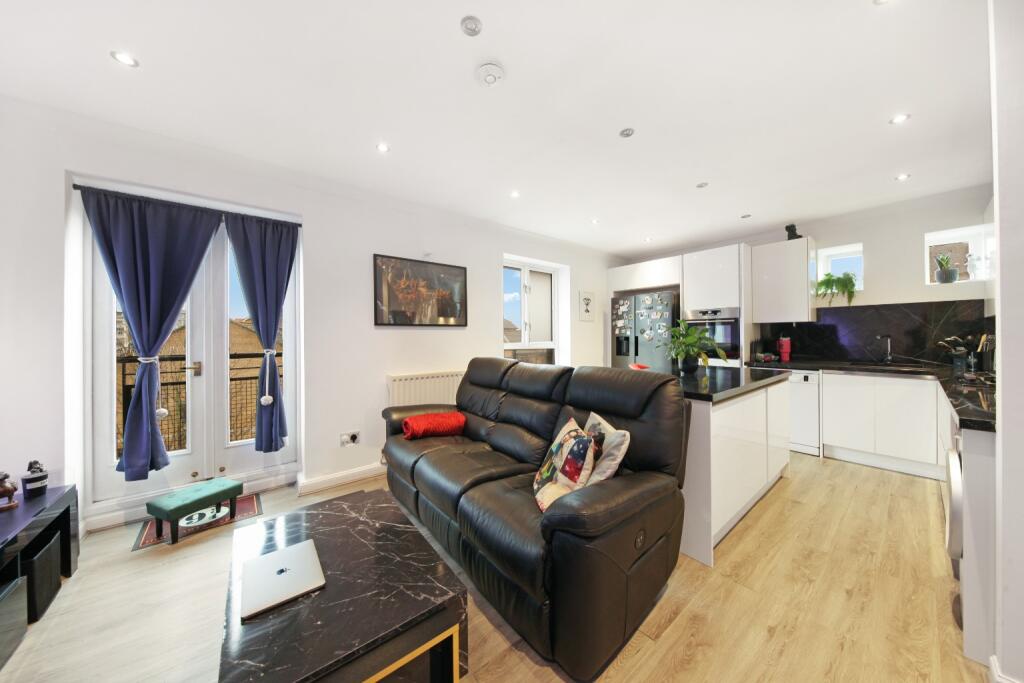 2 bed 1st Floor Flat for rent in Poplar. From Shaws Kensington - Kensington