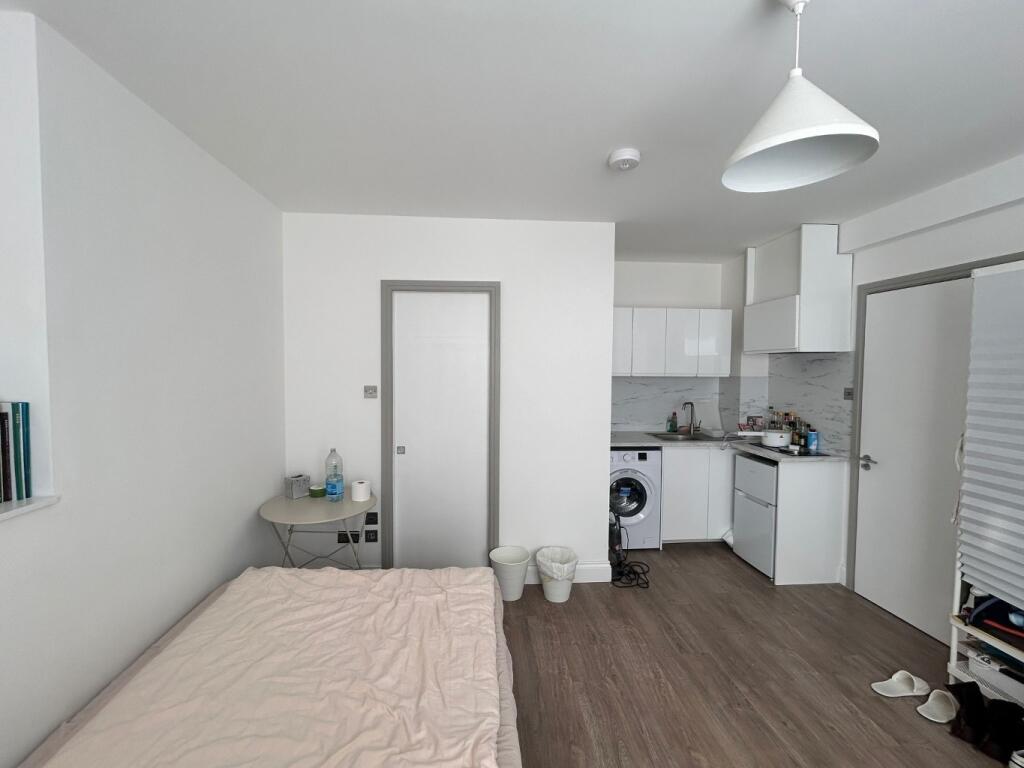 0 bed 1st Floor Flat for rent in London. From Shaws Kensington - Kensington