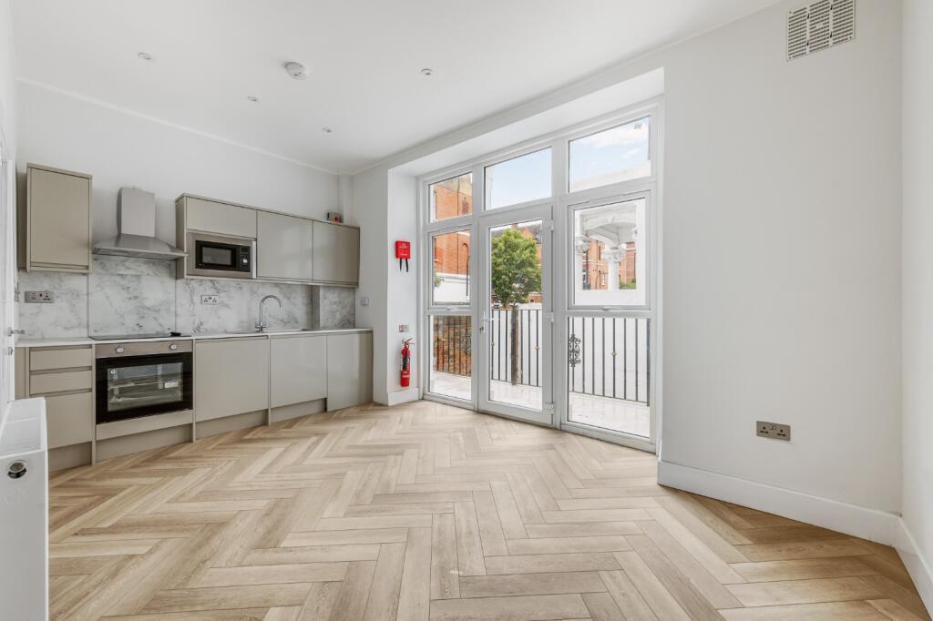 3 bed 1st Floor Flat for rent in Hammersmith. From Shaws Kensington - Kensington