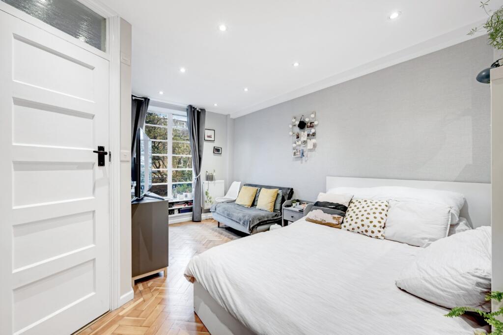 4 bed 1st Floor Flat for rent in London. From Shaws Kensington - Kensington