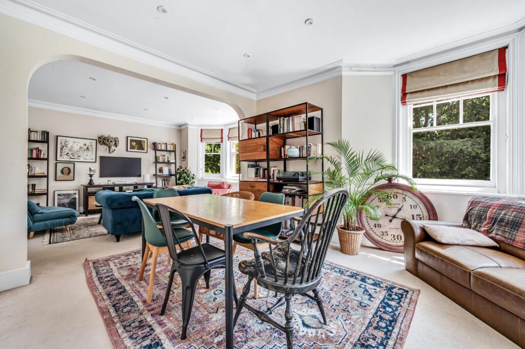 3 bed 1st Floor Flat for rent in Fulham. From Shaws Kensington - Kensington