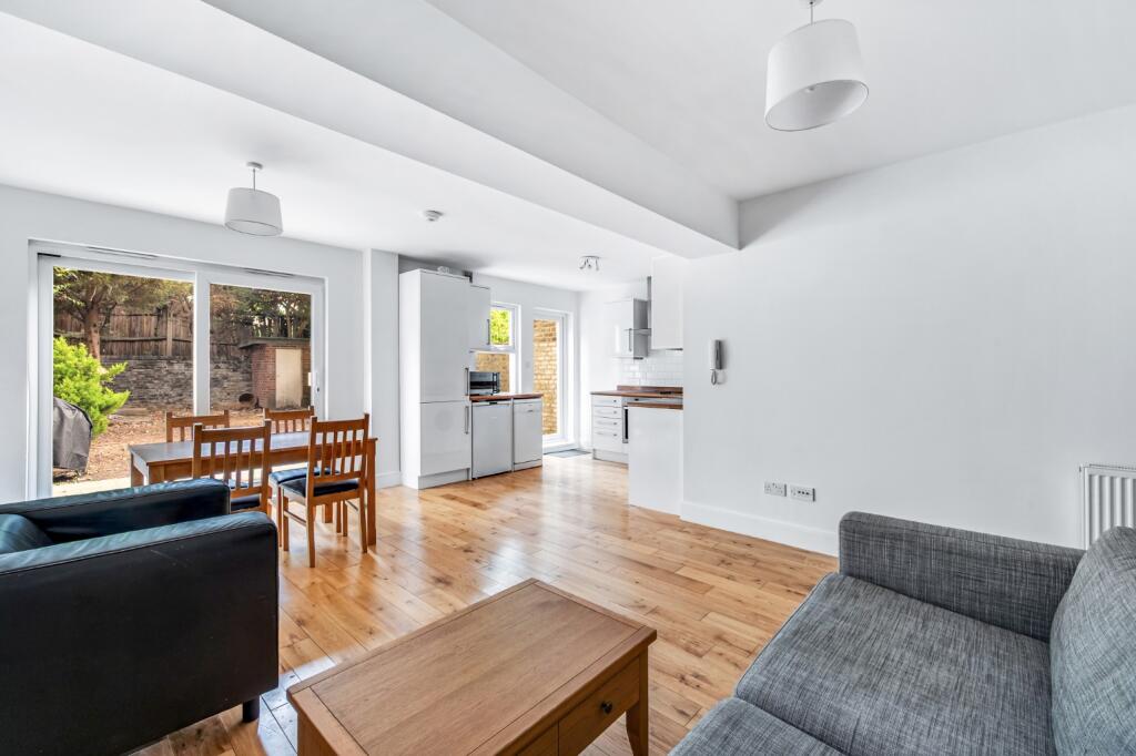 2 bed 1st Floor Flat for rent in Kensington. From Shaws Kensington - Kensington